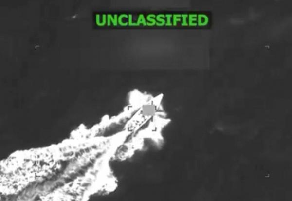 Capture d'écran d'une vidéo postée sur X par le ministre américain de la Défense Pete Hegseth le 6 novembre 2025 montrant selon lui une frappe aérienne sur un bateau accusé de narcotrafic