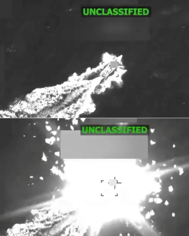 Combinaison de captures d'écran de vidéos postées sur X par le ministre américain de la Défense Pete Hegseth le 6 novembre 2025 montrant selon lui une frappe aérienne sur un bateau accusé de narcotrafic