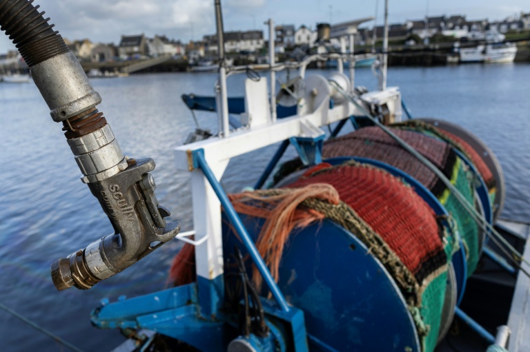 Un tuyau d’avitaillement en gazole près d’un bateau de pêche dans le port du Guilvinec (Finistère), le 11 mars 2026