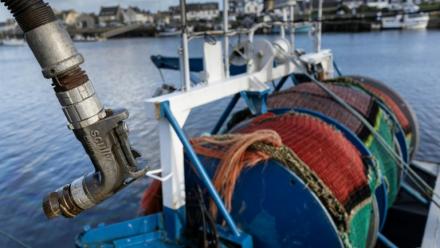 Un tuyau d’avitaillement en gazole près d’un bateau de pêche dans le port du Guilvinec (Finistère), le 11 mars 2026
