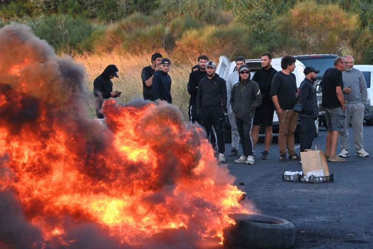 Des pêcheurs bloquent l'accès au dépôt pétrolier de Frontignan, dans l'Hérault, le 17 septembre 2026