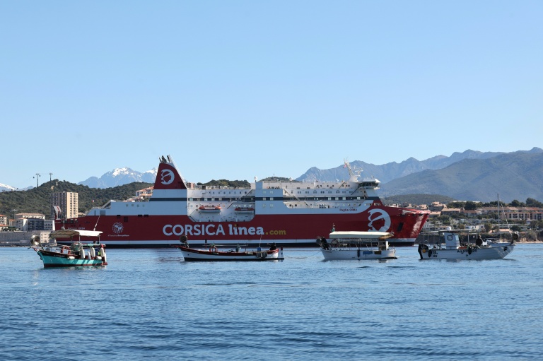 Un ferry de la Corsica Linea bloqué à l'entrée du port d'Ajaccio par des bateaux de pêche, le 7 avril 2026
