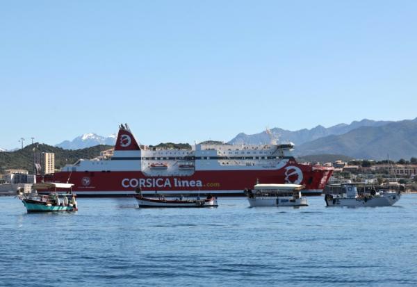 Un ferry de la Corsica Linea bloqué à l'entrée du port d'Ajaccio par des bateaux de pêche, le 7 avril 2026