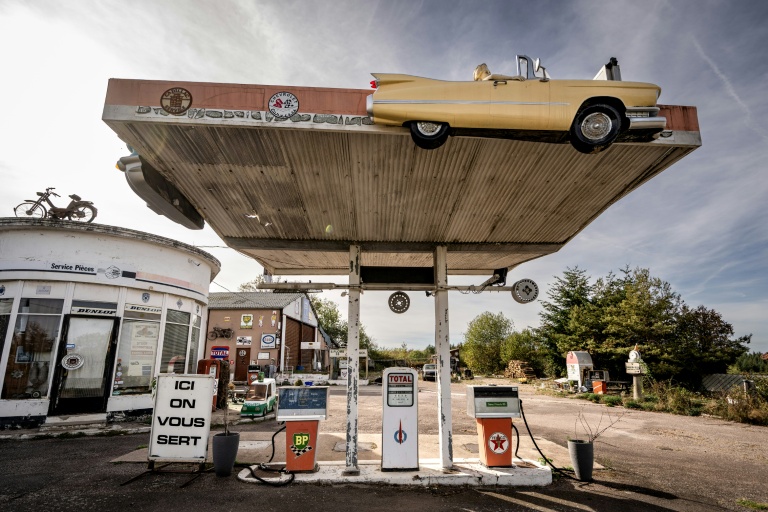 Une station-service à l'ancienne à   Molphey, en Côte-d'Or, le 21 septembre 2026