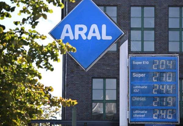 Les prix affichés dans une station-service à Berlin le 1er octobre 2026