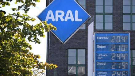 Les prix affichés dans une station-service à Berlin le 1er octobre 2026