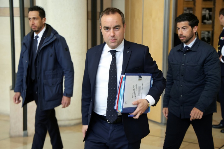 Le Premier ministre Sébastien Lecornu quitte le ministère des Finances de Bercy après une réunion ministérielle consacrée aux finances publiques, le 27 mars 2026 à Paris 