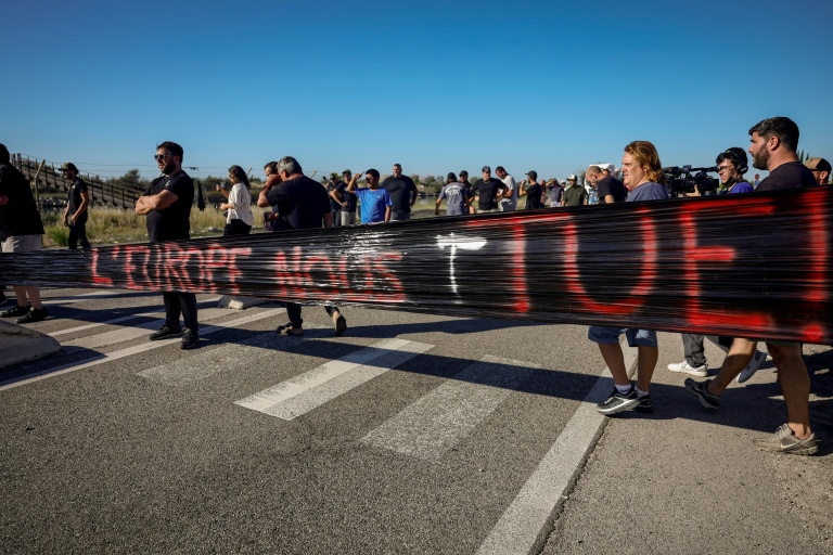 Une cinquantaine de pêcheurs manifestent devant le dépôt pétrolier de Fos-sur-Mer (sud de la France) le 15 septembre 2026