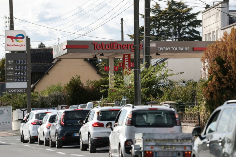 Véhicules faisant la queue pour prendre du carburant à une station-service TotalEnergies, le 17 septembre 2026 à Civray-de-Touraine (ouest de la France)