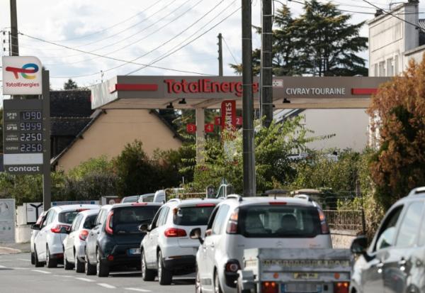 Véhicules faisant la queue pour prendre du carburant à une station-service TotalEnergies, le 17 septembre 2026 à Civray-de-Touraine (ouest de la France)