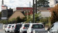 Véhicules faisant la queue pour prendre du carburant à une station-service TotalEnergies, le 17 septembre 2026 à Civray-de-Touraine (ouest de la France)