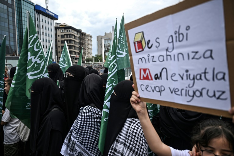 Des manifestants protestent contre les dessinateurs d'un magazine satirique suite aux allégations de publication d'une caricature du prophète Mahomet, devant la mosquée de Taksim à Istanbul, le 1er juillet 2025
