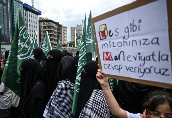 Des manifestants protestent contre les dessinateurs d'un magazine satirique suite aux allégations de publication d'une caricature du prophète Mahomet, devant la mosquée de Taksim à Istanbul, le 1er juillet 2025