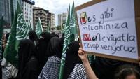Des manifestants protestent contre les dessinateurs d'un magazine satirique suite aux allégations de publication d'une caricature du prophète Mahomet, devant la mosquée de Taksim à Istanbul, le 1er juillet 2025