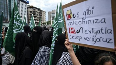 Des manifestants protestent contre les dessinateurs d'un magazine satirique suite aux allégations de publication d'une caricature du prophète Mahomet, devant la mosquée de Taksim à Istanbul, le 1er juillet 2025