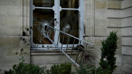 Une échelle enfoncée au travers d'une fenêtre de l'Hôtel de Nesmond, la résidence officielle du préfet de Gironde, à Bordeaux, le 18 octobre 2026