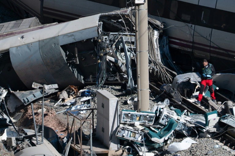 Des enquêteurs sur le site d'une collision de trains à grande vitesse, à Adamuz, dans le sud de l'Espagne, le 20 janvier 2026