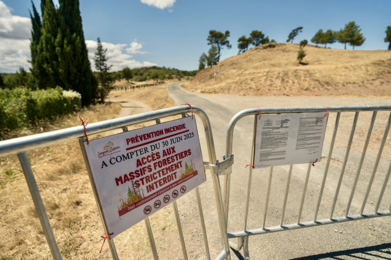 Un panneau indique la fermeture de la forêt au public à Lézignan-Corbières (Aude), le 7 juillet 2025