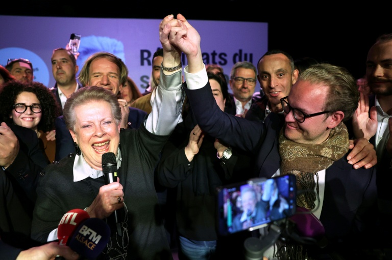 Catherine Trautmann (g), candidate du PS à la mairie de Strasbourg, et son allié centriste Pierre Jakubowicz (d) lors d'une soirée électorale à l'issue du 2e tour des municipales à Strasbourg, le 22 mars 2026 dans le Bas-Rhin