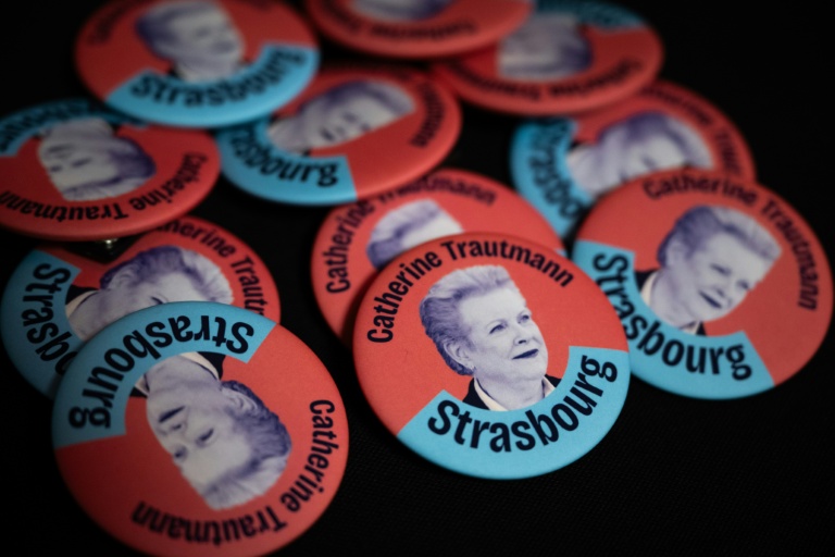 Des pins à l'effigie de la socialiste Catherine Trautmann, candidate à la mairie de Strasbourg, le 10 mars 2026 à Strasbourg, dans le Bas-Rhin