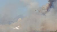 Des avions de lutte contre les incendies Canadair de l'armée de l'air espagnole larguent de l'eau sur un feu de forêt près de San Martín de Valdeiglesias, à l'ouest de Madrid, le 24 juillet 2026.