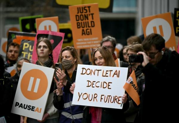 Des manifestants devant les bureaux de Google DeepMind pour réclamer le contrôle du développement de systèmes d'intelligence artificielle avancée, à Londres, le 28 février 2026