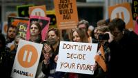 Des manifestants devant les bureaux de Google DeepMind pour réclamer le contrôle du développement de systèmes d'intelligence artificielle avancée, à Londres, le 28 février 2026