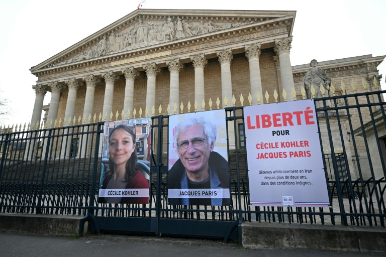 Les portraits de Cécile Kohler et Jacques Paris devant l'Assemblée nationale à Paris, le 25 mars 2025