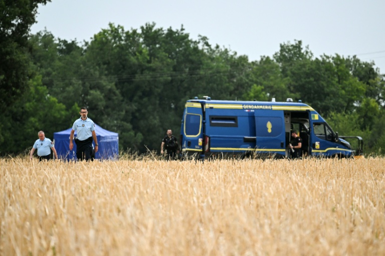 Des gendarmes près du site où sont menées des recherches pour retrouver le corps de Delphine Aussaguel, le 16 juillet 2026 à Villenue-sur-Vère, dans le Tarn