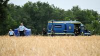 Des gendarmes près du site où sont menées des recherches pour retrouver le corps de Delphine Aussaguel, le 16 juillet 2026 à Villenue-sur-Vère, dans le Tarn