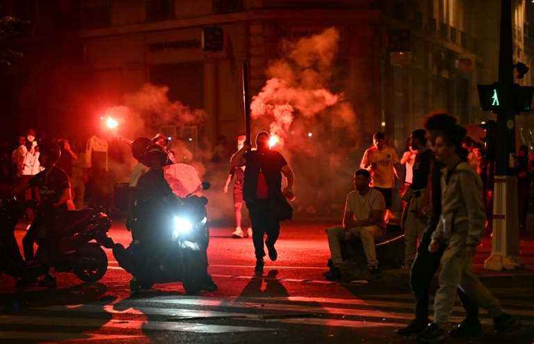 Des supporteurs du Paris Saint-Germain célèbrent la victoire de leur club le 1er juin 2025 à Paris