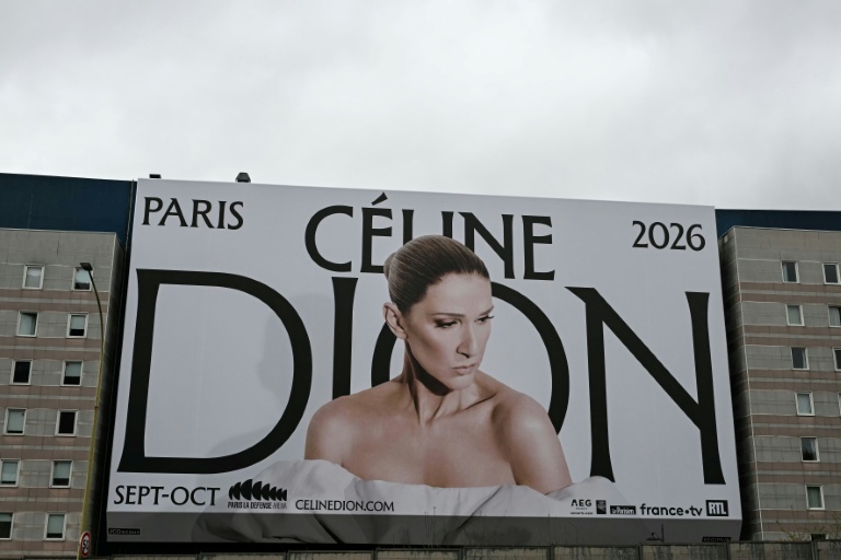 Un affiche annonçant le retour sur scène, à Paris, de la chanteuse canadienne Céline Dion, accrochée porte de Saint-Ouen au nord de Paris le 31 mars 2026