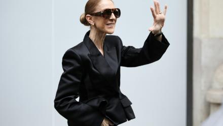 La chanteuse canadienne Céline Dion salue ses fans à sa sortie de l'hôtel Royal Monceau à Paris, le 3 septembre 2026
