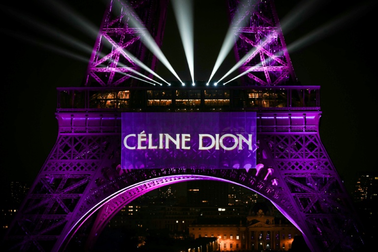 La tour Eiffel illuminée, le 30 mars 2026 à Paris, pour le 58e anniversaire de la chanteuse canadienne Céline Dion qui va faire son retour sur scène