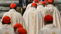 Des cardinaux arrivent pour assister à la messe du 9e jour des novendiales à la basilique Saint-Pierre au Vatican, le 4 mai 2025