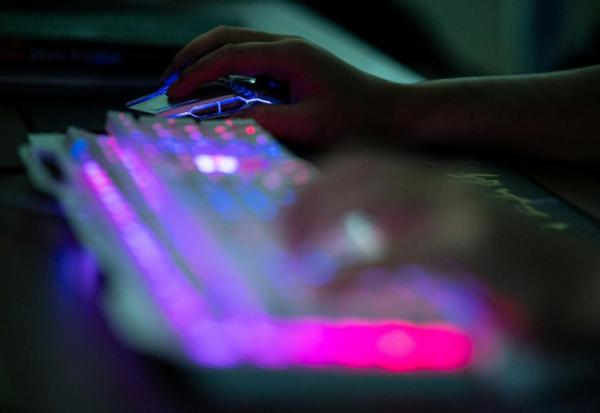 Derrière l'avatar d'une ado, le streamer Finnyzyy a fait le buzz en démasquant un pédocriminel présum, une méthode qui fait tiquer nombre d'acteurs de la protection de l'enfance