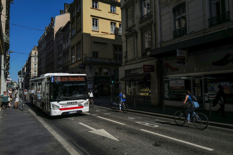 La rue Grenette à Lyon, le 23 juin 2026, fermée à la circulation depuis 2025 par l'ancienne municipalité écologiste, et que la nouvelle municipalité a décidé de rouvrir aux voitures  