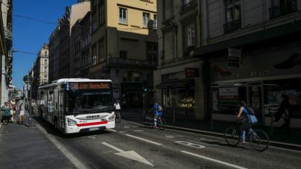 La rue Grenette à Lyon, le 23 juin 2026, fermée à la circulation depuis 2025 par l'ancienne municipalité écologiste, et que la nouvelle municipalité a décidé de rouvrir aux voitures  