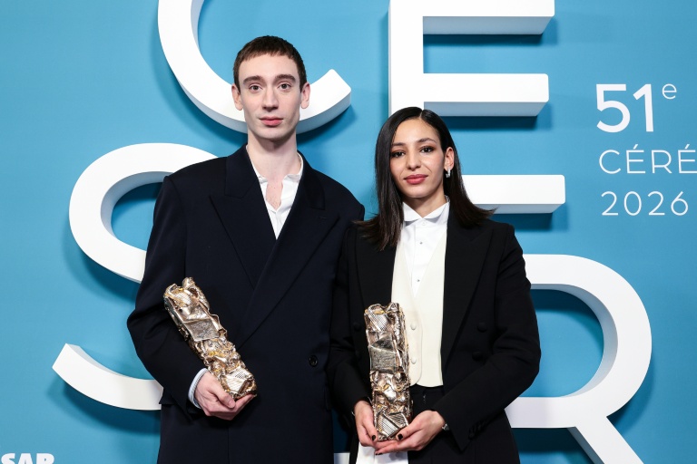 L'actrice française Nadia Melliti et l'acteur canadien Théodore Pellerin posent avec leur trophée après avoir remporté le César de la meilleure révélation féminine pour le film « La Petite Dernière » et le César du meilleur espoir masculin pour « Nino » lors de la 51e cérémonie des César à l'Olympia à Paris, le 26 février 2026