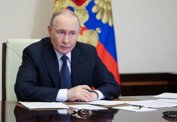 Cette photo distribuée par l'agence d'Etat russe Spoutnik montre le dirigeant russe Vladimir Poutine lors d'une réunion en visioconférence dans la résidence de Novo-Ogaryovo, près de Moscou, le 7 avril 2026 