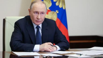 Cette photo distribuée par l'agence d'Etat russe Spoutnik montre le dirigeant russe Vladimir Poutine lors d'une réunion en visioconférence dans la résidence de Novo-Ogaryovo, près de Moscou, le 7 avril 2026 