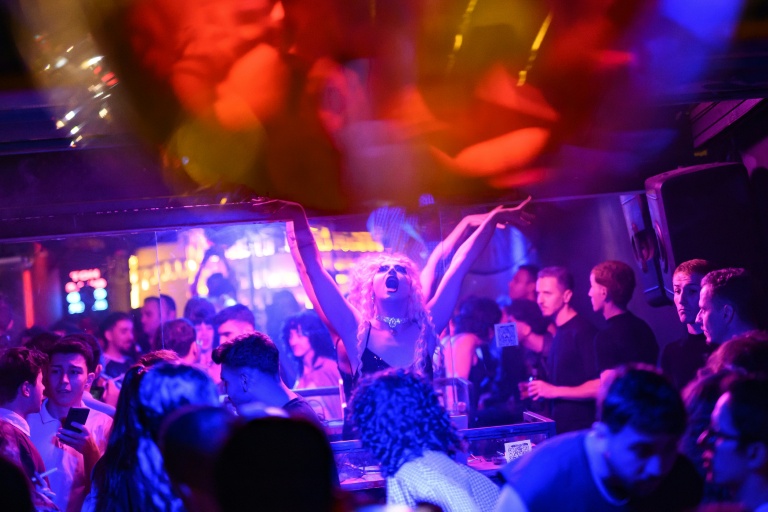 La drag queen Florence Konstantina Delight se produit dans l'une des boîtes de nuit LGBT+ d'Istanbul, le 1er novembre 2025 en Turquie