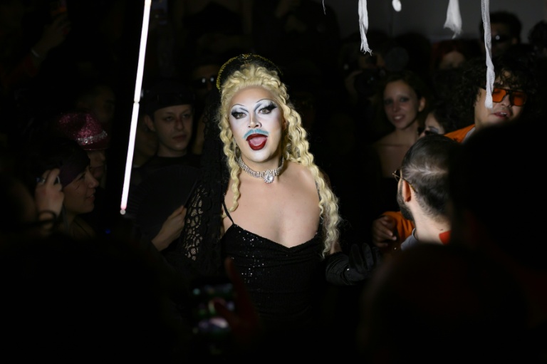 La drag queen Florence Konstantina Delight sur la scène dans l'une des boîtes de nuit LGBT+ d'Istanbul, le 1er novembre 2025 en Turquie