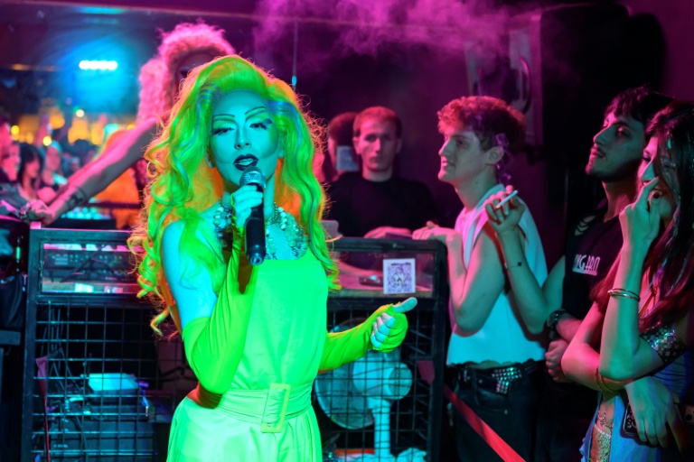 Une drag queen se produit dans l'une des boîtes de nuit LGBT+ d'Istanbul, le 1er novembre 2025 en Turquie