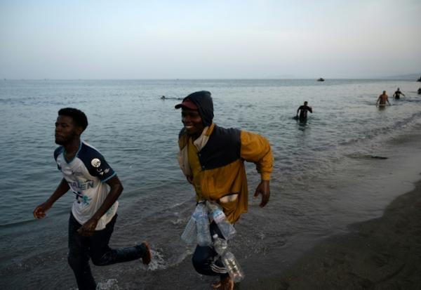 Des migrants arrivent dans l'enclave espagnole de Ceuta, le 31 juillet 2026, après l'avoir rejointe à la nage