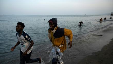 Des migrants arrivent dans l'enclave espagnole de Ceuta, le 31 juillet 2026, après l'avoir rejointe à la nage