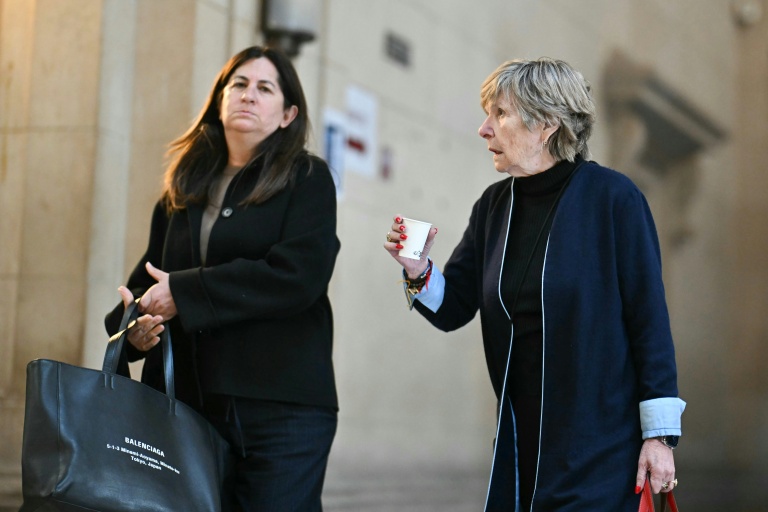 Mimi Marchand, à droite, arrive avec son avocate Caroline Toby au palais de justice de Paris le 12 octobre 2026 