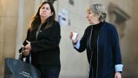 Mimi Marchand, à droite, arrive avec son avocate Caroline Toby au palais de justice de Paris le 12 octobre 2026 