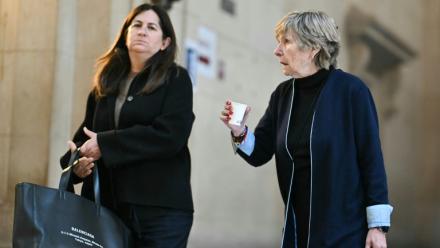 Mimi Marchand, à droite, arrive avec son avocate Caroline Toby au palais de justice de Paris le 12 octobre 2026 