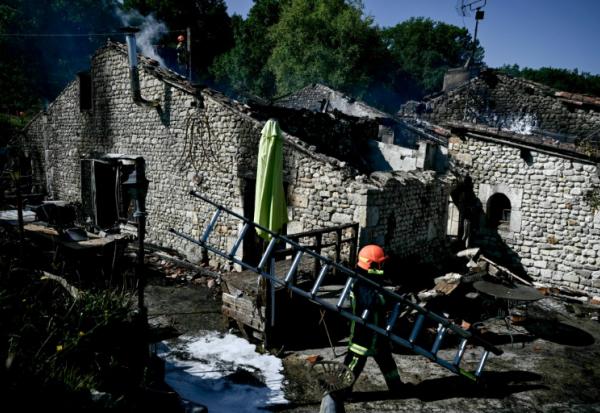 Un pompier après l'incendie du gite accueillant des personnes handicapées, à Montmoreau, le 28 juillet 2025